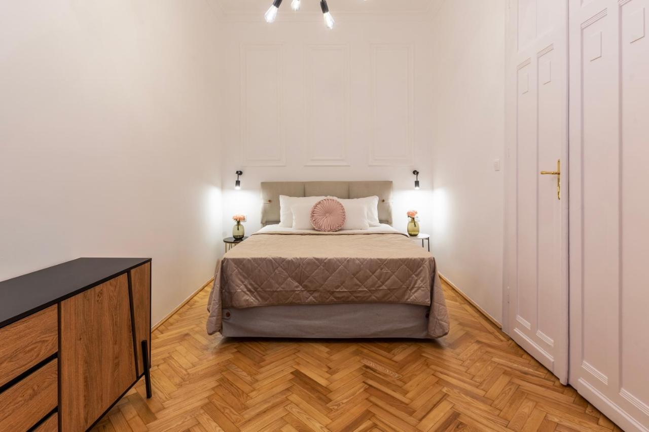 Glamorous Modern Apartment In The Hearth Of Budapeste Exterior foto